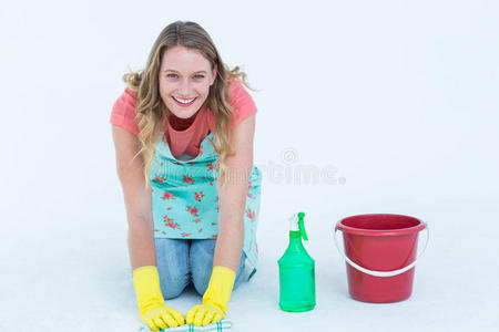 打扫地板的女人