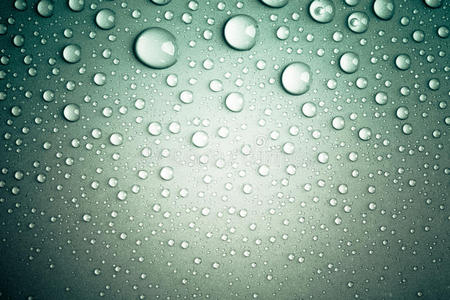 彩色背景上的水滴. 场的浅深度照片