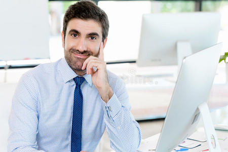 书桌 工作 商业 男人 办公室 公司 衬衫 肖像 微笑 总经理