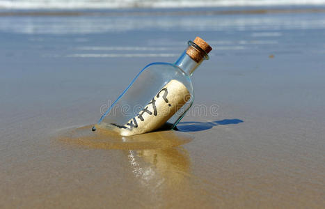 在海滩上有问题的瓶子，为什么