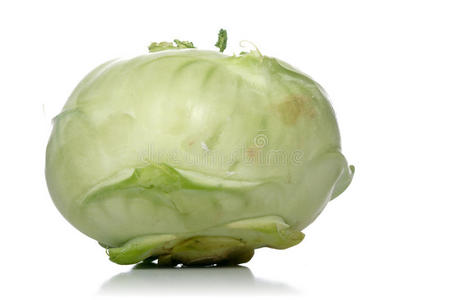 在白色背景上关闭Kohlrabi