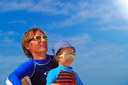 父亲和小儿子在天空的海滩上