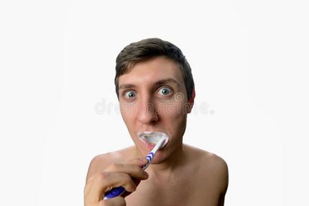 有趣的人在白色的背景上疯狂地刷牙