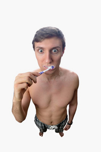 有趣的人在白色的背景上疯狂地刷牙