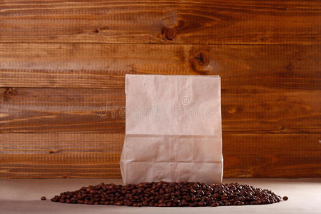 咖啡豆和纸袋