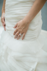 新娘手指上的结婚戒指