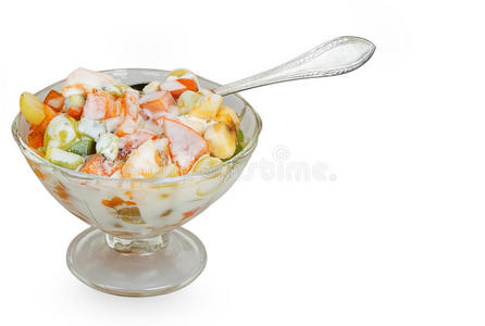 用勺子放在玻璃碗里的水果沙拉
