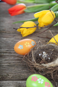 复活节成分与巢和鸡蛋