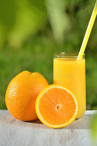 桌上一杯美味的橙汁和橘子