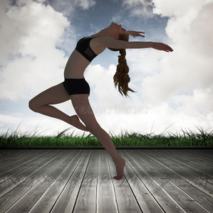 一个运动的年轻女人伸展的侧面视图的综合图像