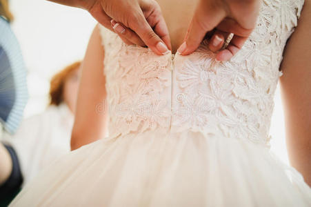 新娘穿衣服