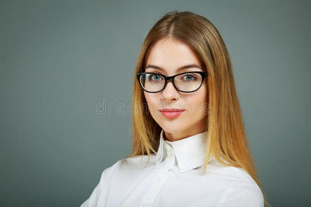 戴眼镜的女商人画像