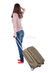 提着手提箱走路的女人的后视图。