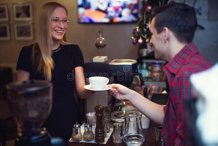 浓缩咖啡 美丽的 咖啡店 女孩 快乐 幸福 赶时髦的人 酒吧