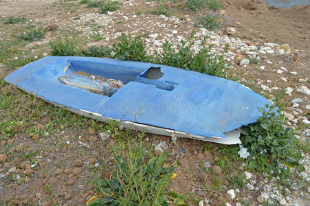 一艘破帆船照片