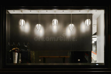 空荡荡的商店橱窗装饰着led吊灯照片