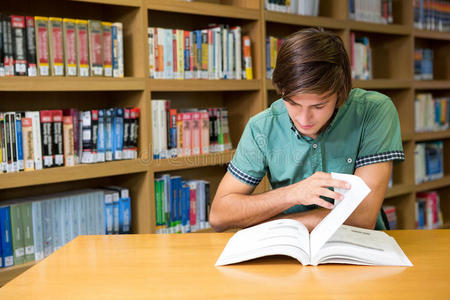 男人 书架 教育 学院 专注 图书馆 成人 大学 教材 修订