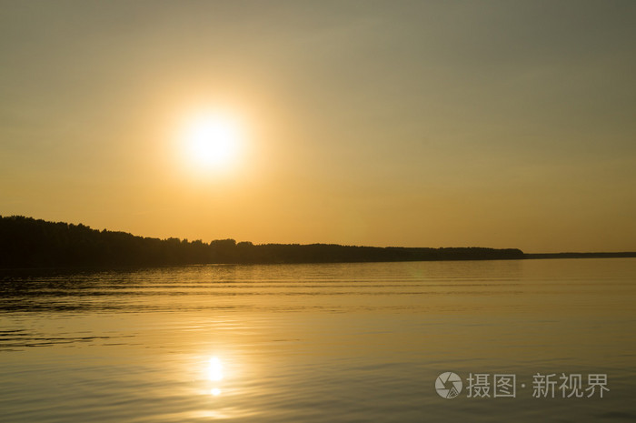 美丽的日落在河上，天空温柔