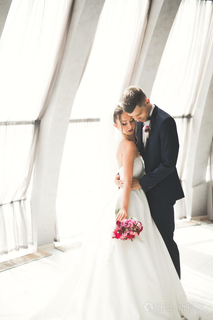 完美的夫妇新娘,新郎构成和在他们结婚那天接吻照片-正版商用图片1pb