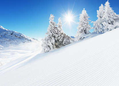 美丽的冬天景观与理想的滑雪道图片