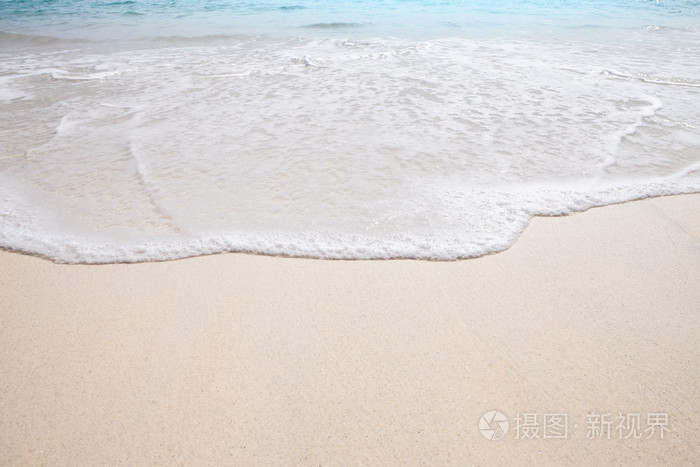 白色的沙滩，蔚蓝的水好热带海滩的视图