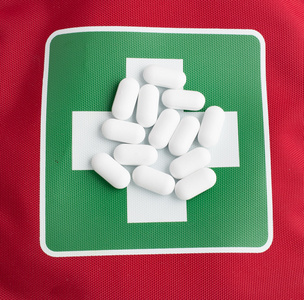 上一个医药箱的白色药片图片