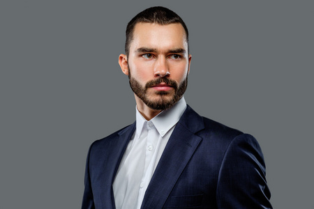 大胡子西装男图片