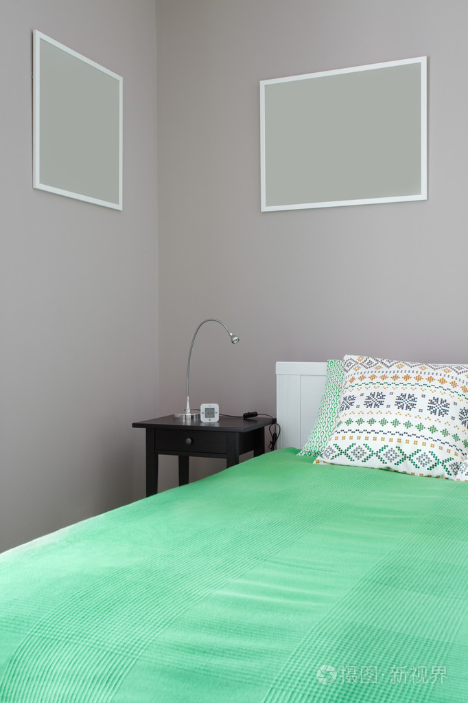 绿色的床和床头柜