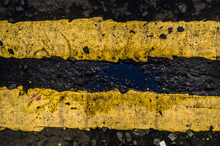 又脏又臭的黄色英国道路标记图片