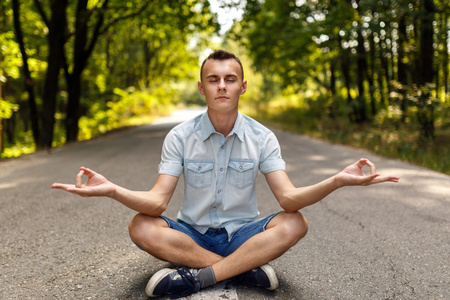 打坐的年轻男孩图片