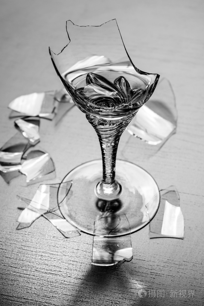 优雅葡萄酒玻璃被打破