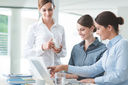 成功女性办公室伏案工作照片