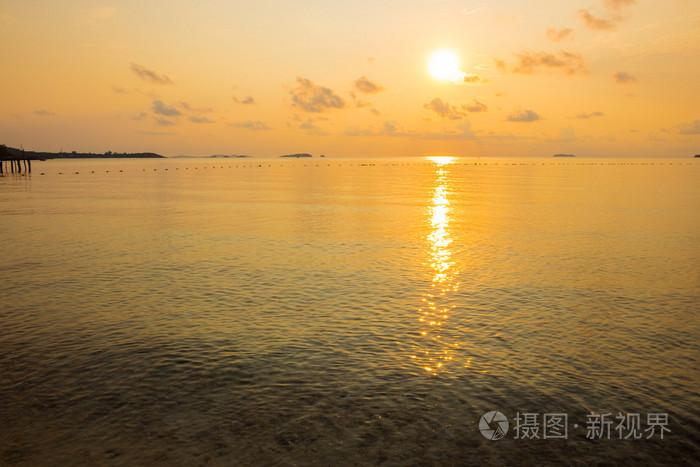黎明日出时平静的大海的宁静海景