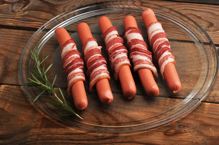 烤的香肠培根木制背景