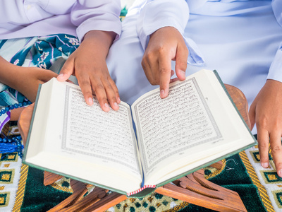古兰经学校亚洲穆斯林儿童笑脸读古兰经 》照片