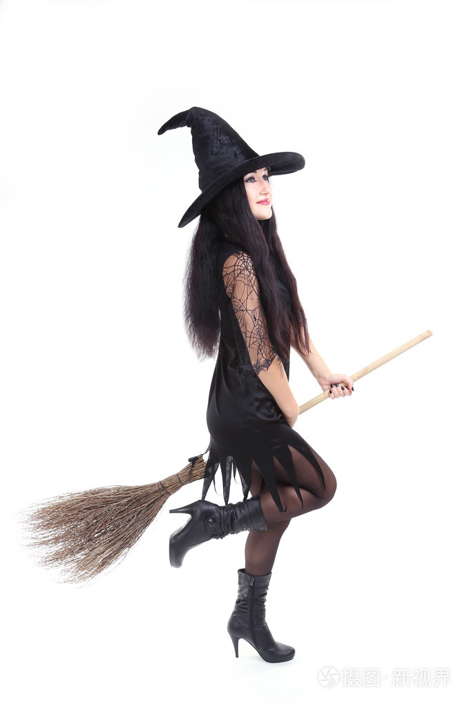 年轻人骑着扫帚的巫婆