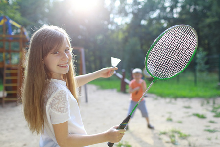 打羽毛球女孩图片
