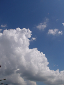 白色蓬松的云彩在蔚蓝的天空图片