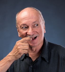 狡猾的老年男人微笑着插画