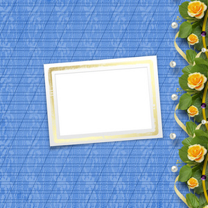 漂亮的贺卡与黄玫瑰花束图片