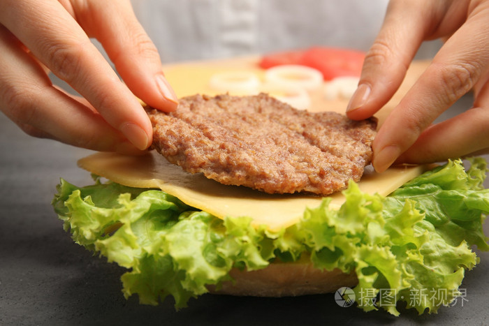 女手制作新鲜汉堡包