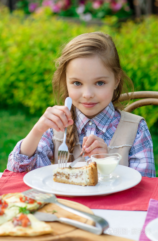 可爱的小女孩坐在餐桌旁,吃照片-正版商用图片1pd341-摄图新视界