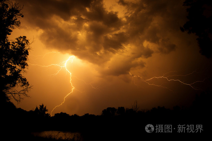 巨大的叉闪电和雷声在夏季特大风暴