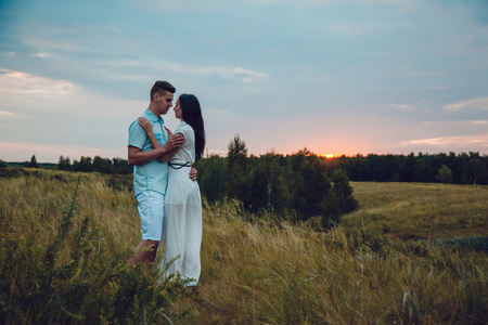 在爱的情侣走在夕阳的背景.幸福的结局.剪影数字性质热恋中的人.