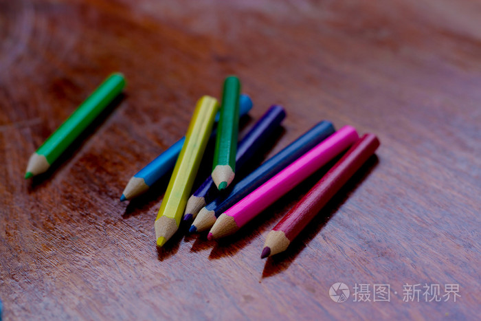 蜡笔一支铅笔或彩色的粉笔或蜡用于办学的棍子