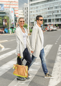 时尚夫妇在行人斑马线过马路图片
