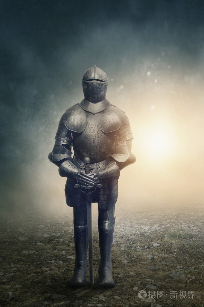 中世纪的骑士在草地上