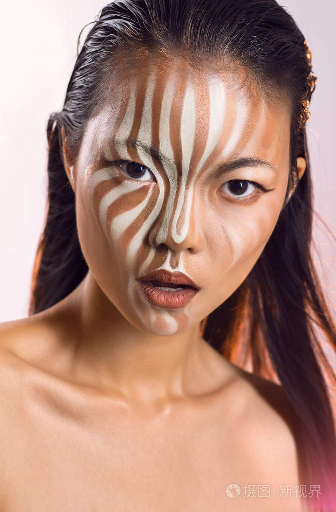 画脸的亚洲女人