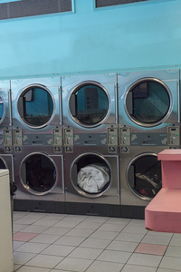 洗衣服和干燥在洗衣店图片
