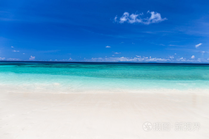 美丽的蓝天相交线白砂水晶般清澈的海水岛海滩，大才，安达曼，泰国